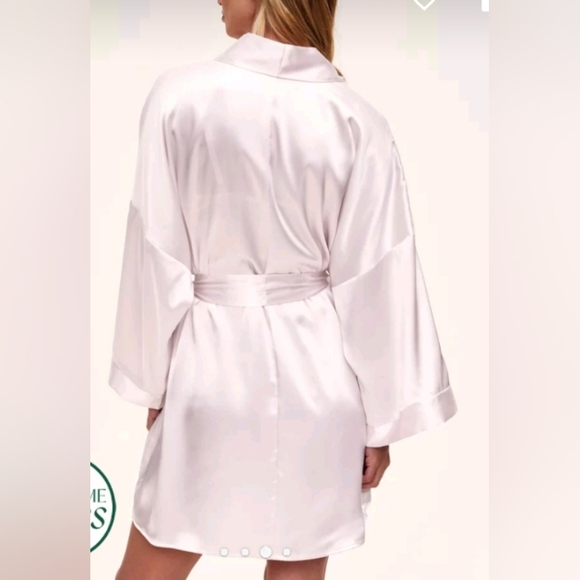 ☃️ Pink Robe - Picture 2 of 2